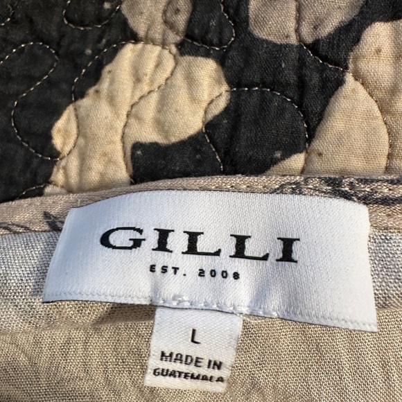 NWT Gilli button down top. - Picture 5 of 8